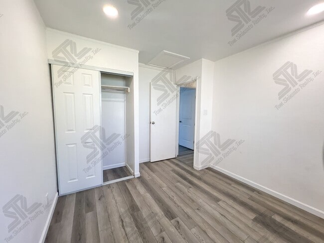 Building Photo - 2 Bedroom Unit, 1.5 baths with one assigne...