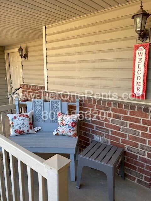 Building Photo - Move-in special: $500 off First months rent