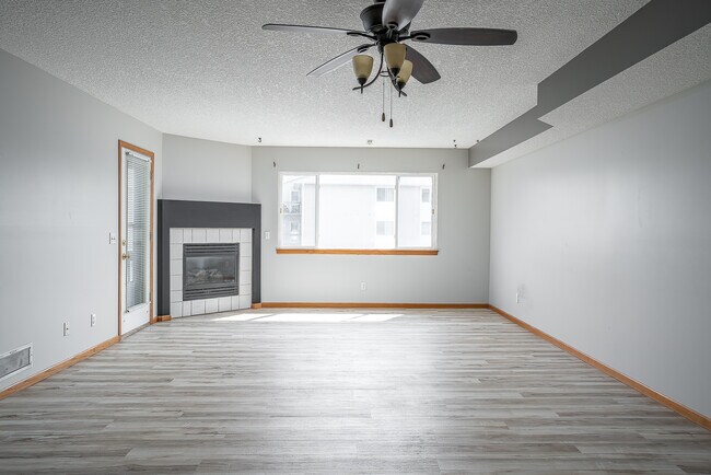 Corner fireplace - 4155 Mallard Ct