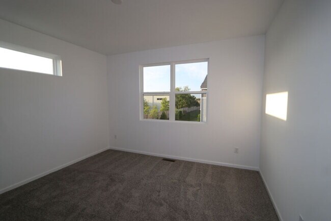 Building Photo - 466 Comstock Rd