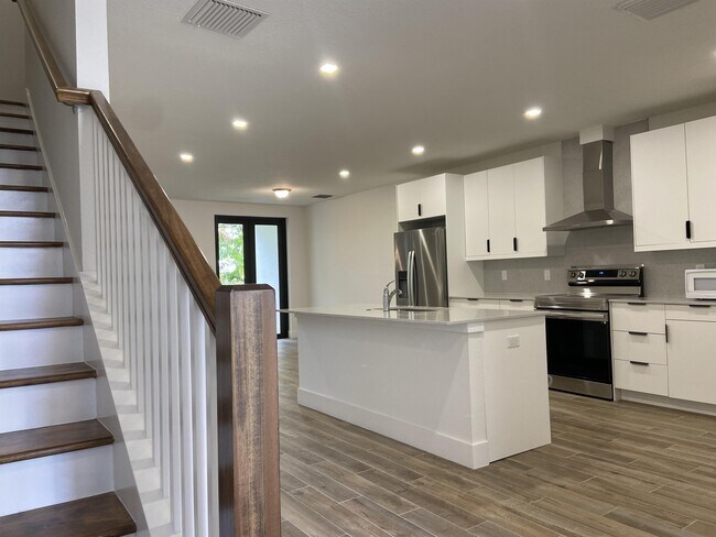 Building Photo - 365 Bella Sol Way