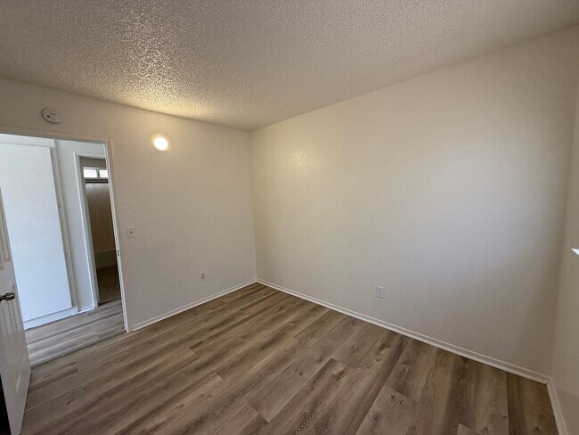 Building Photo - 3711