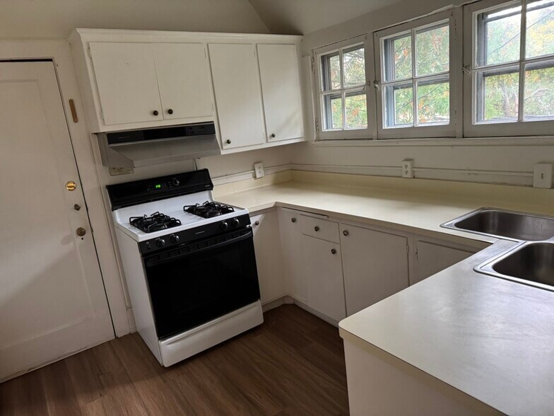 Building Photo - 2863 N Lake Dr