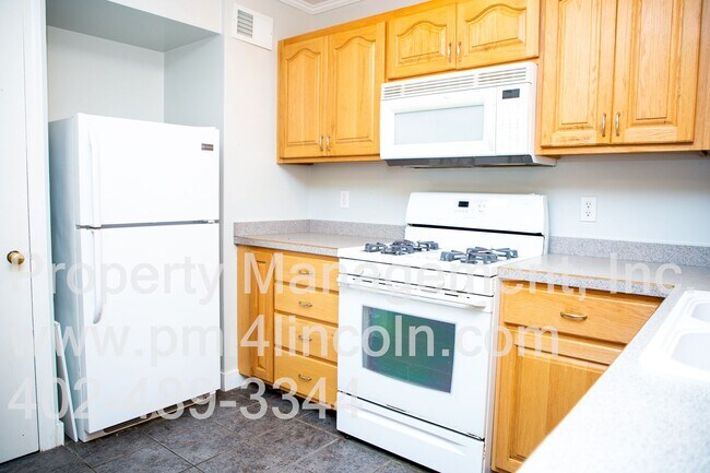 Building Photo - 2 Bedroom and 1 Bathroom Home Available For Rent!