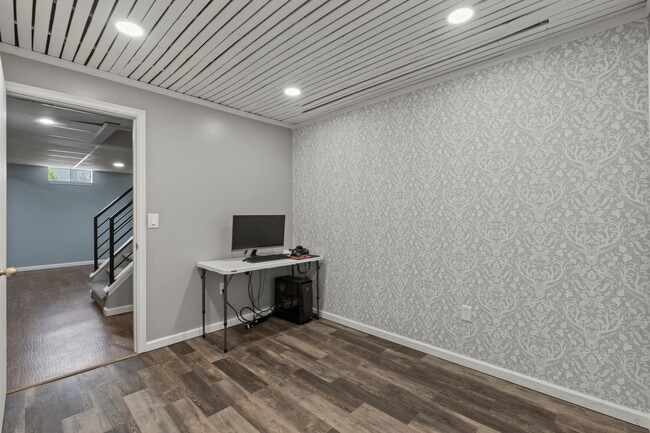 Building Photo - 4690 Lindbergh Dr