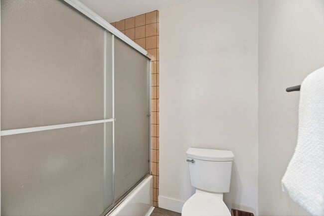 Building Photo - 2 Bedroom Condo for Rent in Redding CA | Pool, Spa, Fireplace, Balcony