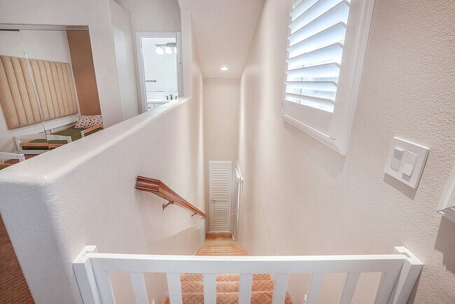Building Photo - Beautiful executive home in the Eastlake-C...