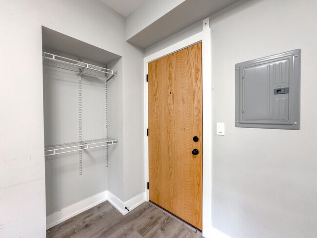 Building Photo - 545 W Belmont Ave