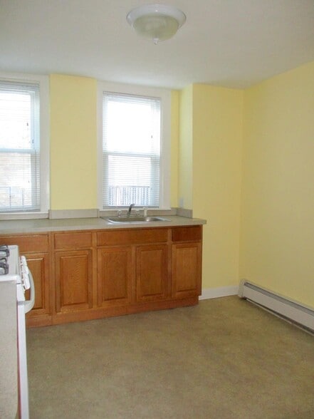 Building Photo - 2 Central St