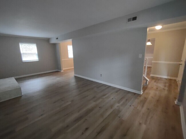 Building Photo - Move-in ready Home located in the Walnut C...
