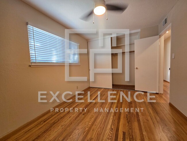 Building Photo - 3087SF 2 Story 5/2.5 House - Community Cabana, Pets Ok, 3 Fireplaces, Beautiful Updated Kitchen