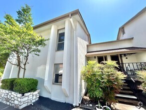 Building Photo - Stylish 3BR, 2.5BA Home with Fenced Backya...