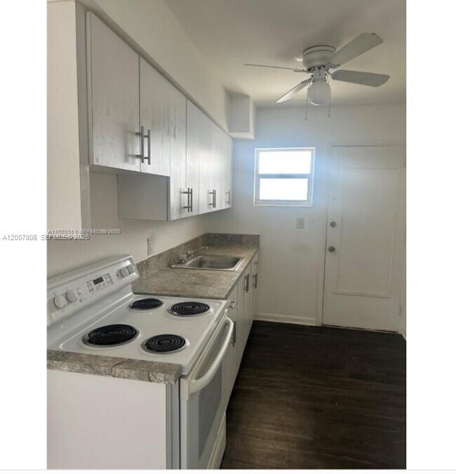 Building Photo - 1931 NE 168th St