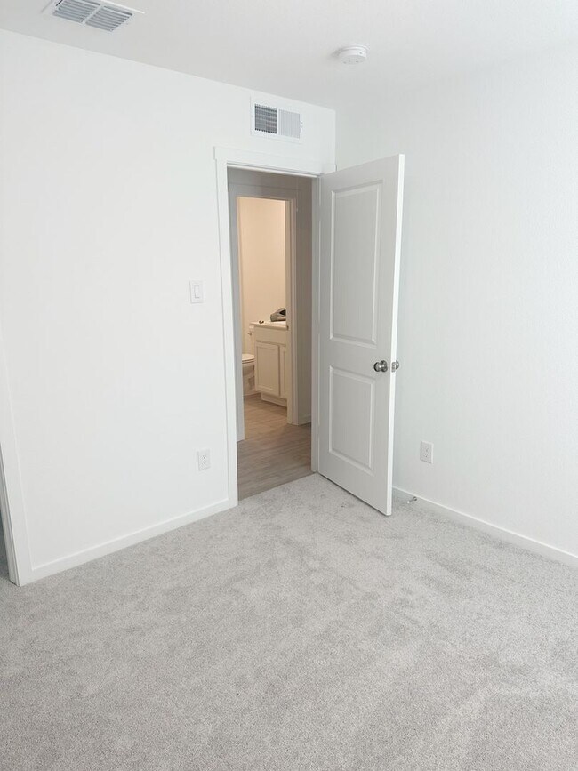 Building Photo - Stunning 3 Bed 2 Bath home for Rent