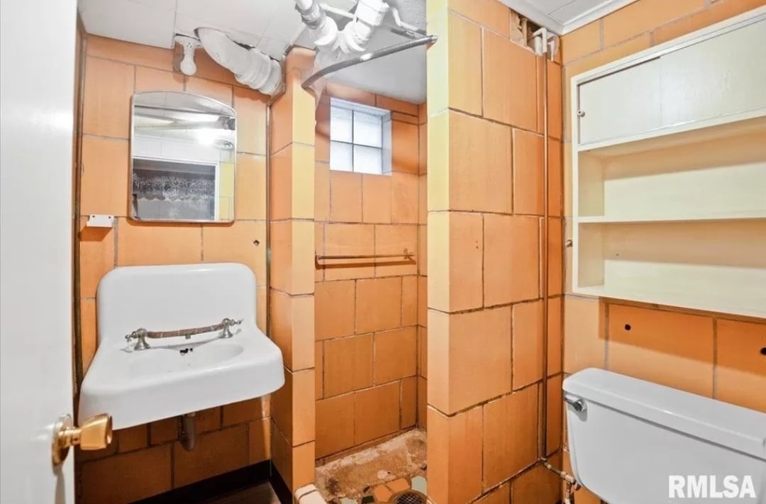 Downstairs bathroom. - 1029 W Monroe St