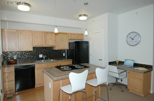 Building Photo - Preleasing for August 2026 - Two Level Condo Available Near CU Campus