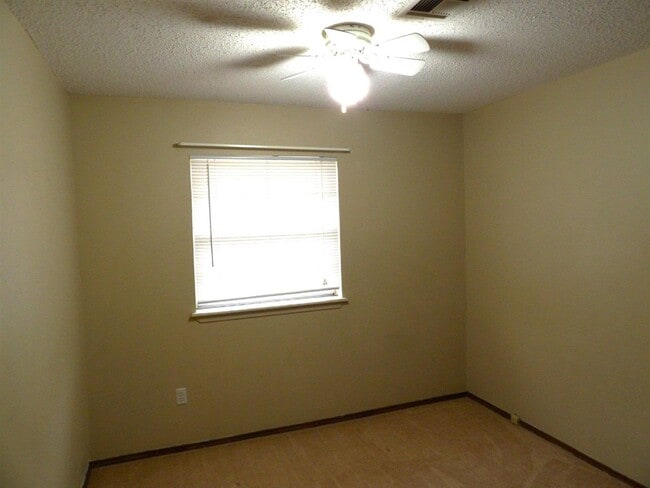 Building Photo - 6332 NW Taylor Ave