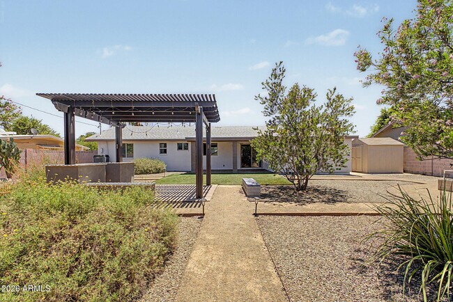 Building Photo - 3910 E Shangri La Rd