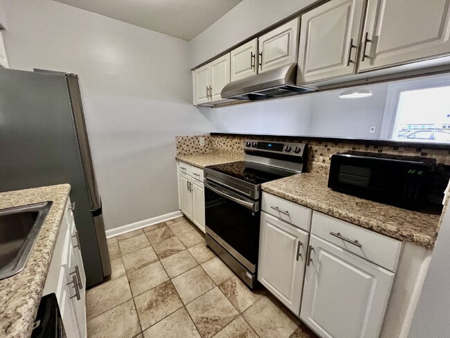 Building Photo - AMAZING 2 BED / 2 BATH CONDO – ONLY 8 BLOCKS FROM THE BEACH!