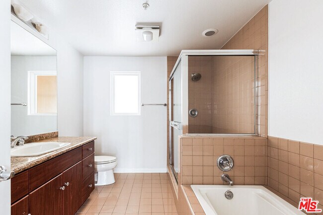 Building Photo - 851 N San Vicente Blvd