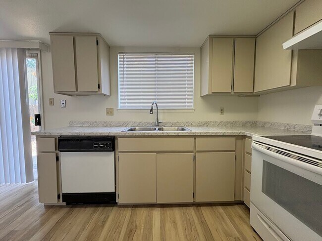 Building Photo - 276 Camellia Way