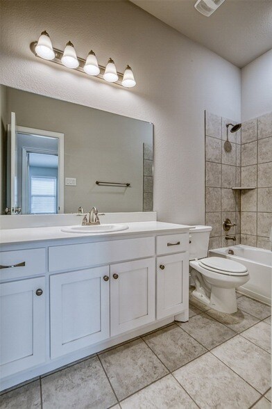 Building Photo - 207 Gardenia Dr