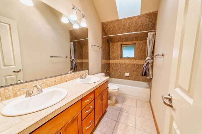 Building Photo - Beautiful 2BR/1.5BA Corner Townhome in the...
