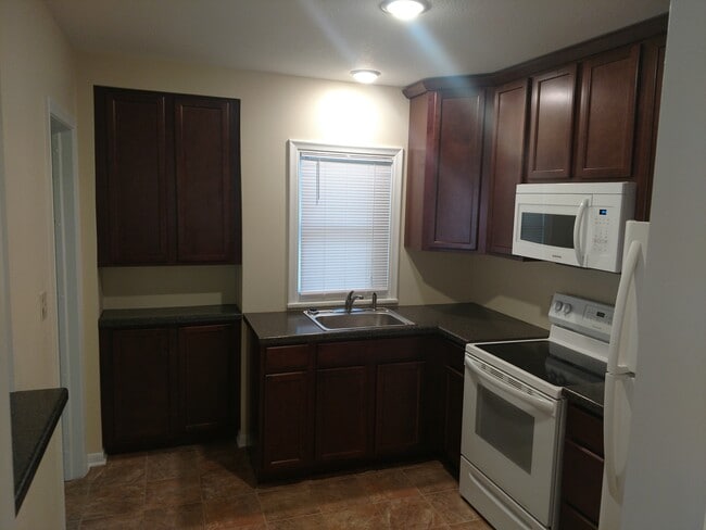 Building Photo - 505 10th Ave NW