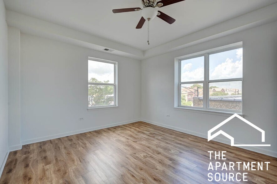 Building Photo - 1545 W Glenlake Ave