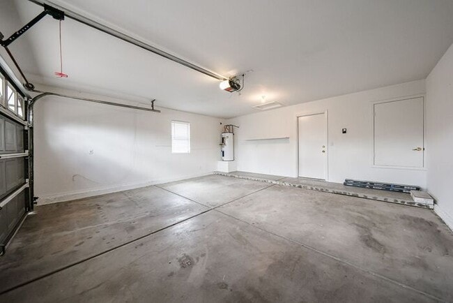 Building Photo - Welcome to this Charming 3 BEDROOM , 2 BAT...