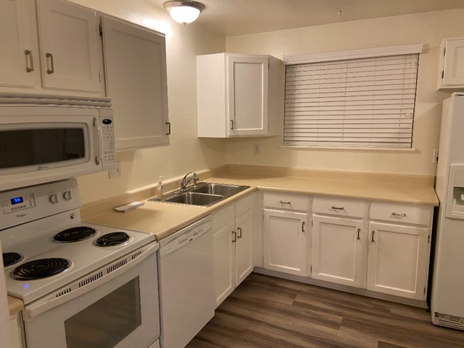 Building Photo - Spacious and Charming Lakewood Home with H...