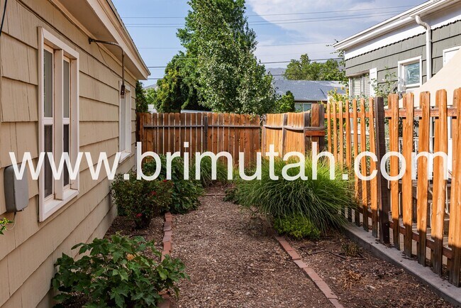 Building Photo - 2364 E Redondo Ave