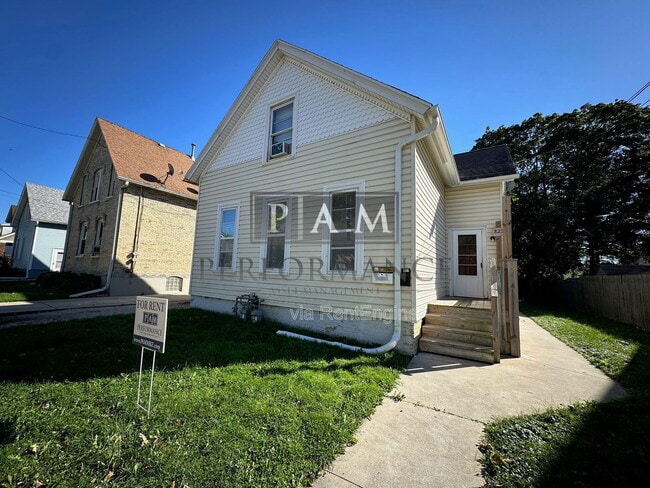 Building Photo - 823 Yout St