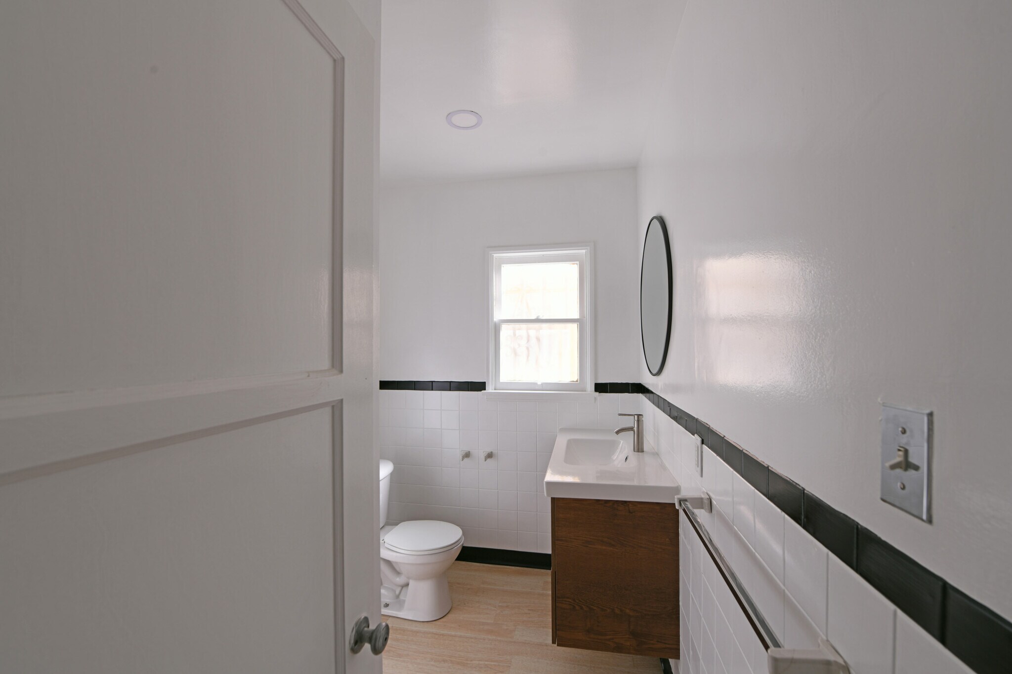 Building Photo - 913 Le Doux Rd