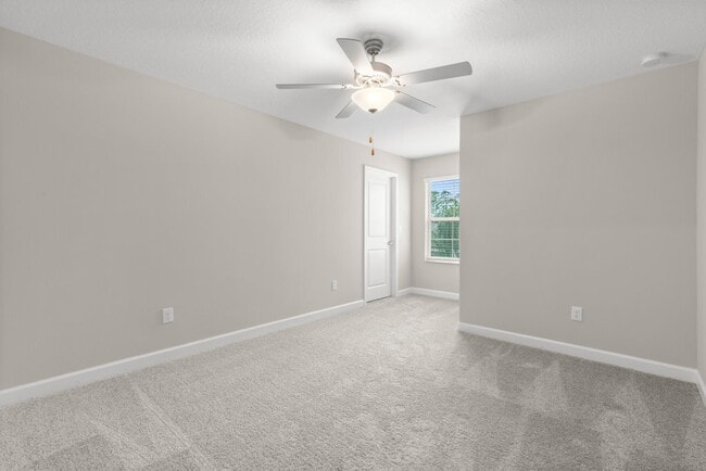 Building Photo - LIKE NEW Townhome in Willow Square!