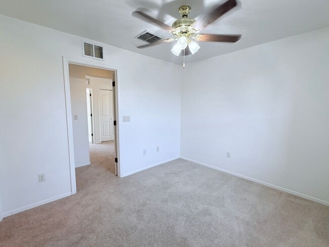 Building Photo - 4 bed/3bath in desirable Paseo Del Rio Community