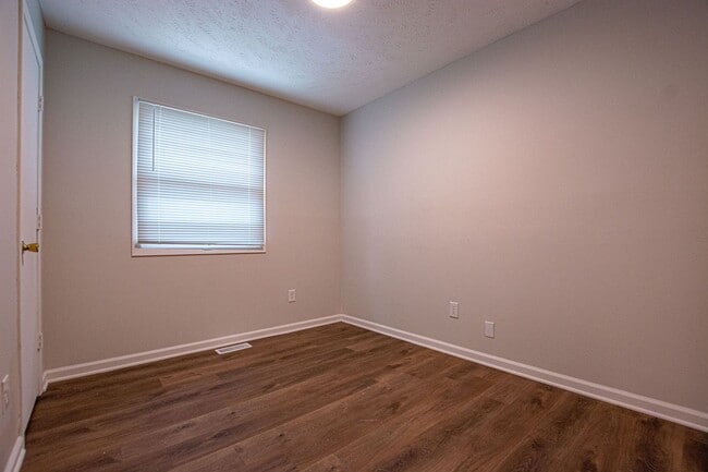 Building Photo - Split Entry 3 Bedroom / 2 Bathroom Home