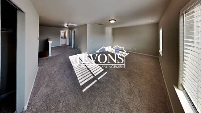 Building Photo - Spacious home with fenced backyard, 2-car ...