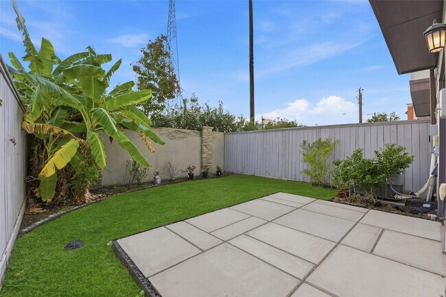 Building Photo - 819 Algona Ave