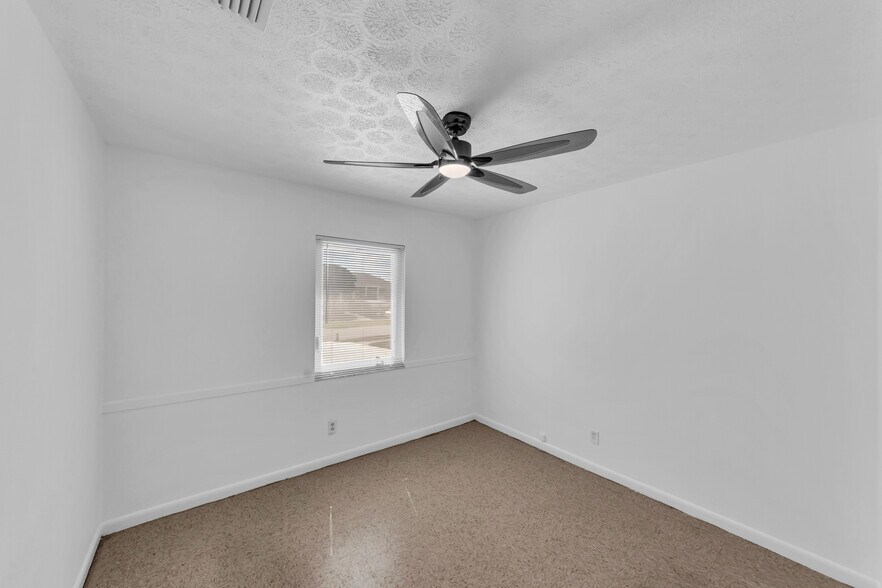 Building Photo - 6013 W Knox St