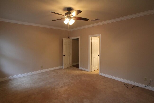 Building Photo - 17627 Red Oak Dr
