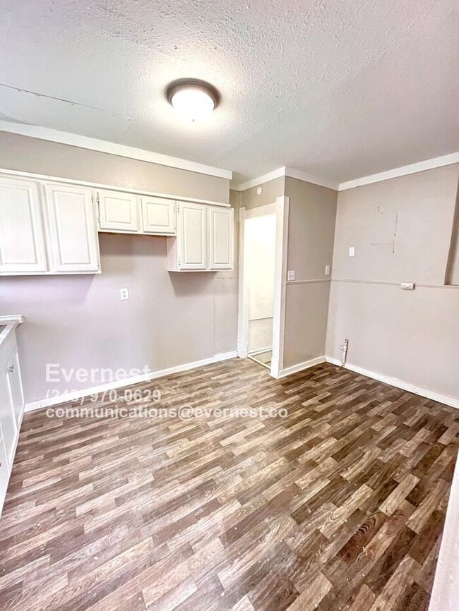 Building Photo - Charming 3-Bedroom Home with Basement and ...