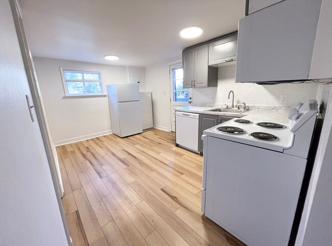 Building Photo - 801 Calhoun St