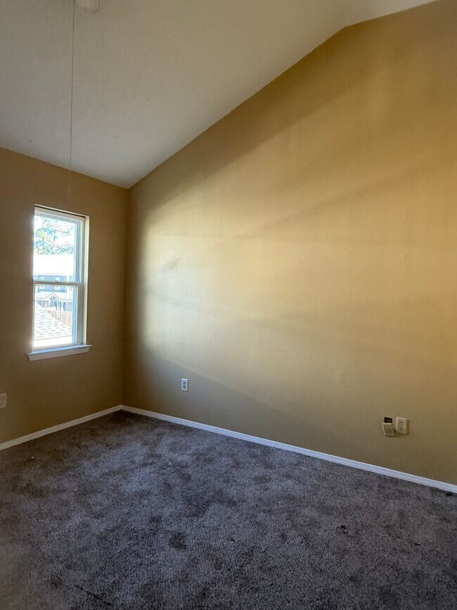 Building Photo - Low maintenance condo living may be right for you!