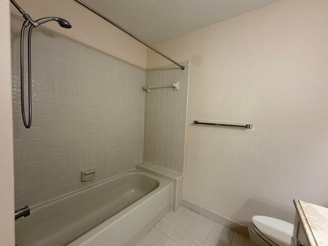 Building Photo - 717 Windermere Way