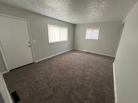 Building Photo - Newly carpeted 3 bedroom 1 bathroom single...