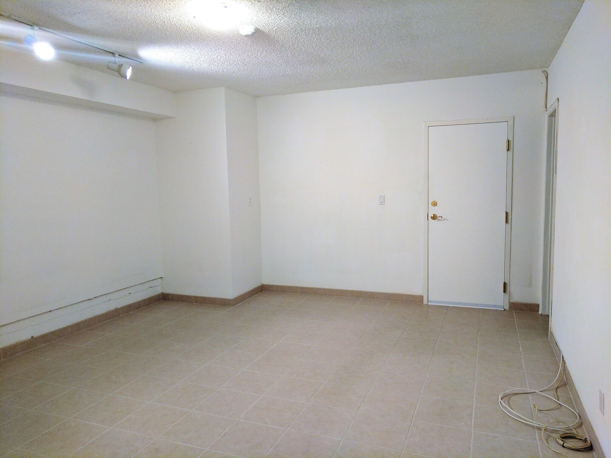 Bonus Room/Den & Laundry - 240 S Broadway