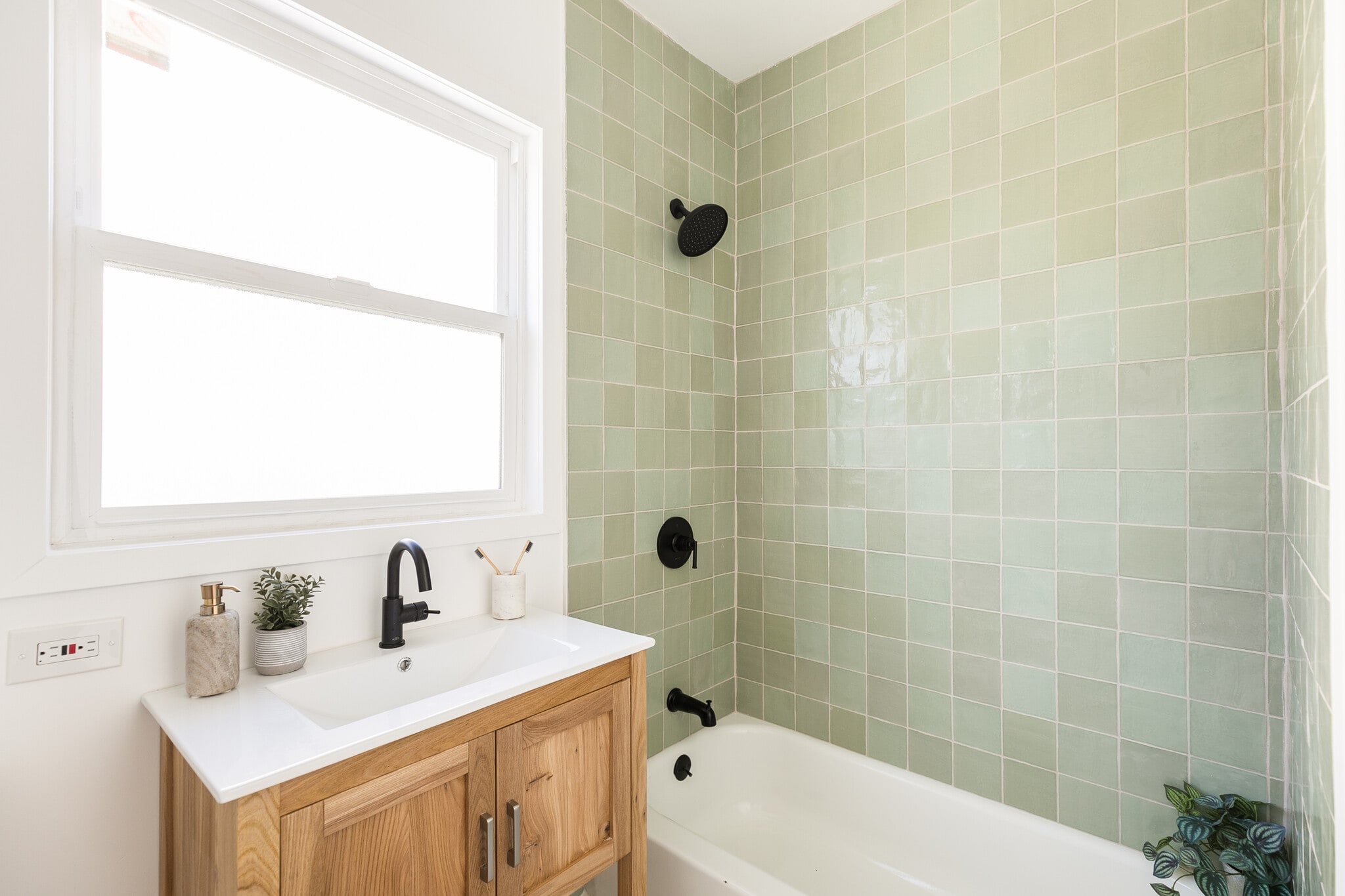 Building Photo - 5847 Ernest Ave