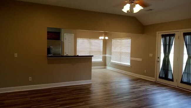 Building Photo - 114 Miller St NE