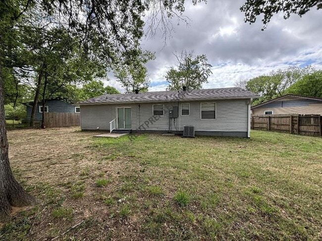 Building Photo - 124 Karen Cove